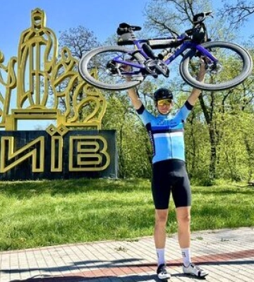 Естонський депутат задля збору грошей на ЗСУ приїхав велосипедом з Таллінна до Києва