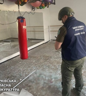 Оккупанты нанесли авиаудар по спорткомплексу в Дергачах: ранены дети