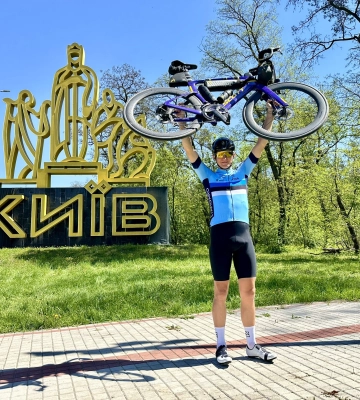 Естонський депутат задля збору грошей на ЗСУ приїхав велосипедом з Таллінна до Києва