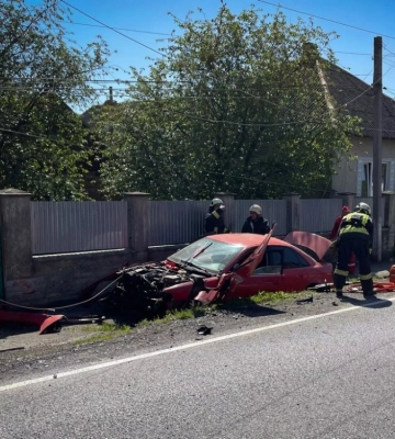 На Закарпатті внаслідок ДТП легковик влетів у стовп, водія з машини діставали рятувальники (ФОТО)