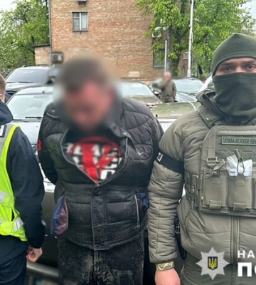У Києві затримали озброєного наркодилера під час збуту 10 кілограмів канабісу