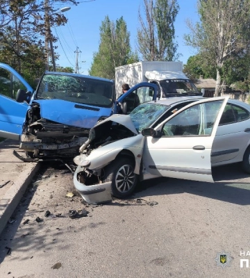 ДТП в Одесі: травмувалися водійка та пасажир автомобіля «Opel», яких госпіталізовано