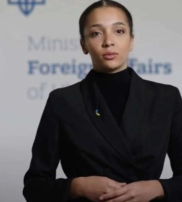 ШІ-аватар Вікторія Ші від МЗС: Олексій Мінаков назвав 5 плюсів і 5 мінусів в умовах війни