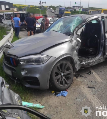 Троє травмованих внаслідок зіткнення вантажівки «MAN» з «BMW X5»