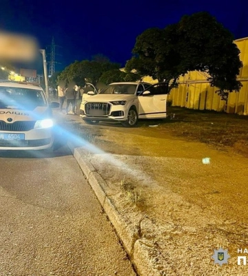 У Хаджибейському районі Одеси водій збив на тротуарі двох дівчат