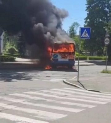 У столиці на ходу спалахнув автобус 