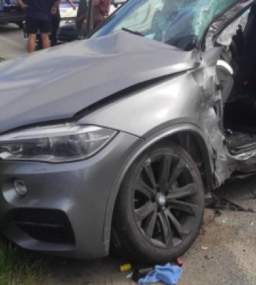 На Львівщині «BMW X5»зіткнулось з вантажівкою: є постраждалі