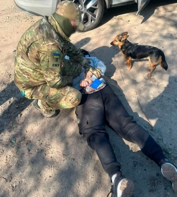 Під виглядом прогулянок з собакою вивідував РЛС та ППО: у Харкові затримали російського інформатора
