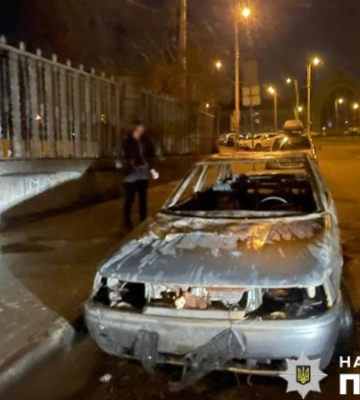 У Києві чоловік проник в автомобіль та підпалив його зсередини