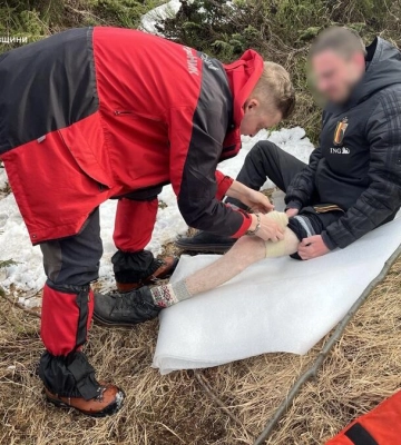 Житель Дніпра під час спуску з Говерли травмував ногу: допомагали рятувальники