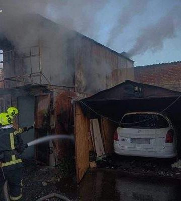 У Миколаєві горів двоповерховий гараж