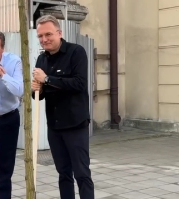 Кемерон відвідав Львів і висадив дерево