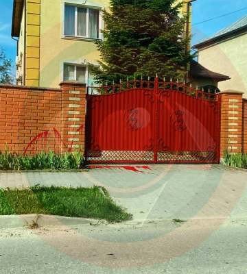 Паркан УПЦ (МП) обмалювали фарбою невідомі в Івано-Франківську
