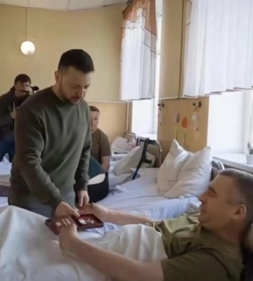 Зеленський приїхав на Хмельниччину і відвідав у шпиталі поранених воїнів