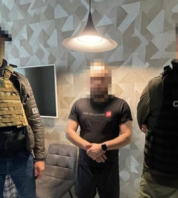 Видавав себе за офіцера СБУ і видурював гроші у сімей українських полонених: у Києві затримали зловмисника. Фото