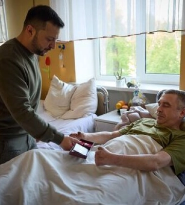Зеленський відвідав військовий госпіталь у Хмельницькому: Вручив ордени пораненим захисникам. ФОТО