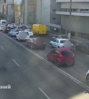 У Дніпрі біля ТЦ «Новий Центр» сталася аварія: рух транспорту ускладнено
