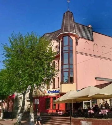 Ціна - захмарна: у центрі Луцька продають приміщення банку