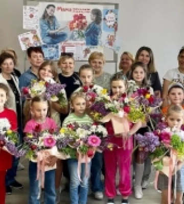 «Букет для мами»: на Волині дітки загиблих захисників створювали квіткові композиції