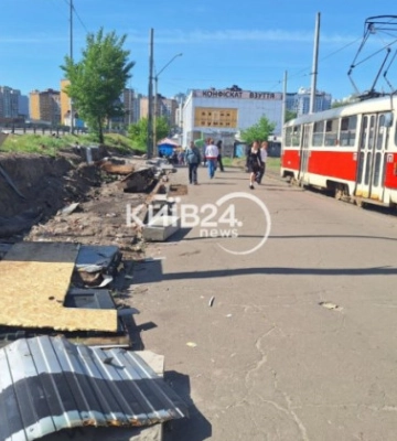 У Києві на Позняках зносять МАФи після аварії з трамваєм