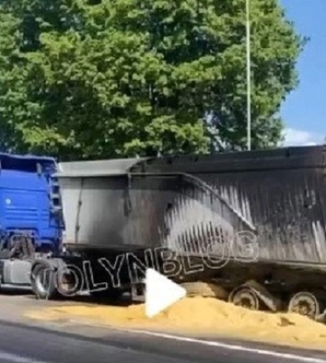 Причіп – вщент: у Луцькому районі посеред дороги загорілась вантажівка (відео)