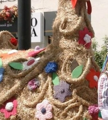 До Великодня у середмісті Дніпра з’явилася 3-метрова квочка