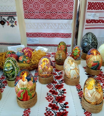 В бібліотеці на Лебединці майстрині з Бахмута представили свої писанки