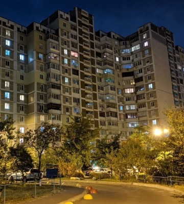 У Києві трирічна дівчинка випала з вікна третього поверху, ведеться розслідування