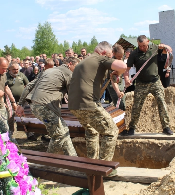 Троє діток залишилися без батька: на Волині провели в останню путь 46-річного Героя Миколу Гінайла