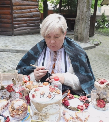 Уродженка Нікополя, яка зараз тимчасово живе у Слободі, виготовляє унікальні речі (відео)