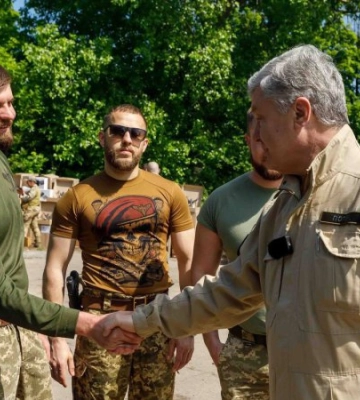 Порошенко привіз FPV-дрони та іншу техніку десантникам і піхоті на Донеччину