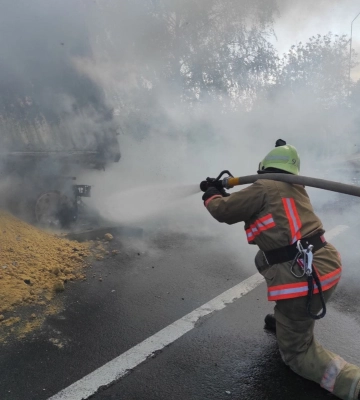 На Волині посеред дороги загорілася фура з кукурудзяними відходами
