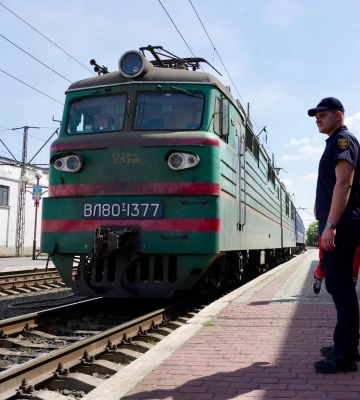 Сподіваються перепочити від ракетних атак: на Волинь прибув евакуаційний потяг з Донеччини