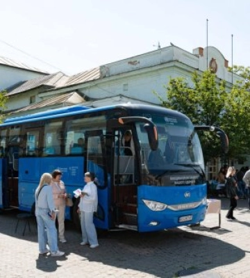 В Ужгороді на площі Театральній працював  вакцинальний автобус