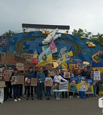 Пам`ятаємо все й не пробачимо: криворіжці вийшли на мітинг на підтримку військовополонених