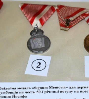У Чернівецький музей передали нагороди буковинського чиновника часів Австро-Угорської імперії