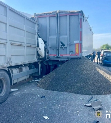На Одещині зіткнулися вантажні автомобілі