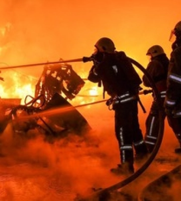 У Харкові — масштабна пожежа, постраждали четверо людей: деталі нічного удару РФ