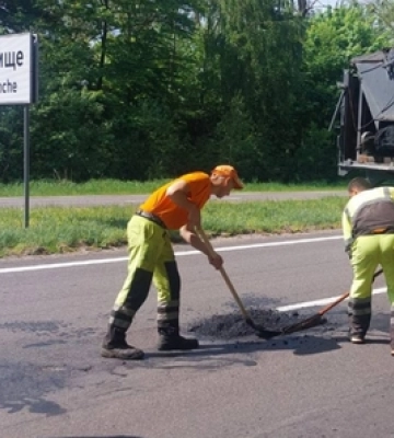 У селах громади на Рівненщині триває вирівнювання доріг (ФОТО)