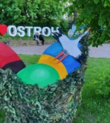 В Острозі встановили великодні фотозони