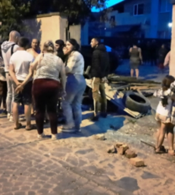 На Закарпатье произошла стрельба возле ТЦК - люди заблокировали выезд из военкомата. Фото и Видео