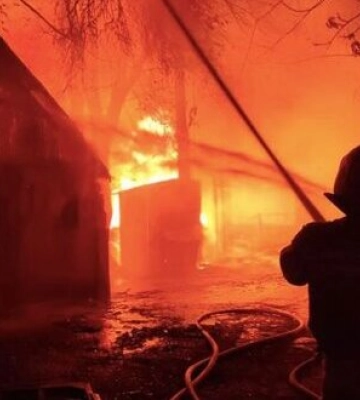 Масштабна пожежа сталася на деревообробному підприємстві в Миколаєві. ФОТОрепортаж