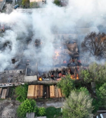 У Миколаєві рятувальники з ночі гасять пожежу на деревообробному підприємстві