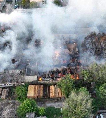 В Миколаєві вогнеборці ліквідовують масштабну пожежу на деревообробному підприємстві