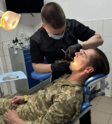 В Ужгороді військові та ветерани можуть безкоштовно протезувати зуби