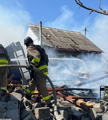У Нікопольському районі загасили пожежу, що сталася через обстріл