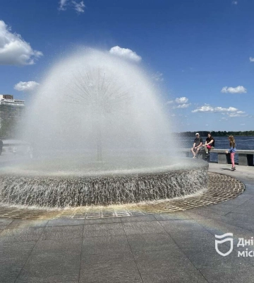 «Цей фонтан – перший, який я побачила після приїзду, й він дуже красивий», - гостя міста про цікавинки Дніпра