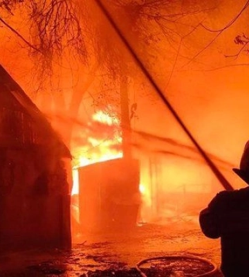 Масштабну пожежу на деревообробному підприємстві в Миколаєві локалізовано, триває гасіння окремих осередків