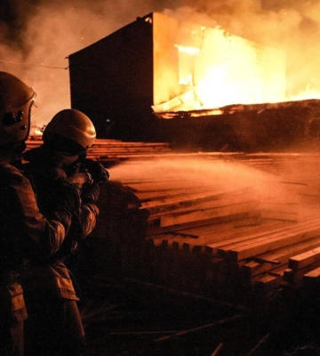 У Миколаєві рятувальники з ночі гасять пожежу на деревообробному підприємстві