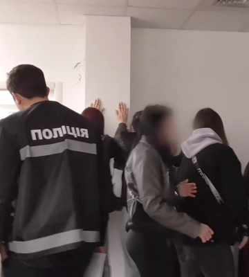 На Черкащині тривали обшуки: ліквідували кол-центр, з якого ошукували іноземців (ВІДЕО)